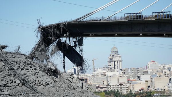 Разрушенный в результате американо-израильских атак мост к западу от Тегерана - Sputnik Кыргызстан