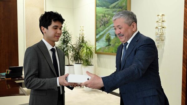 Министрлер кабинетинин төарагсы Адылбек Касымалиев Амиртай менен - Sputnik Кыргызстан