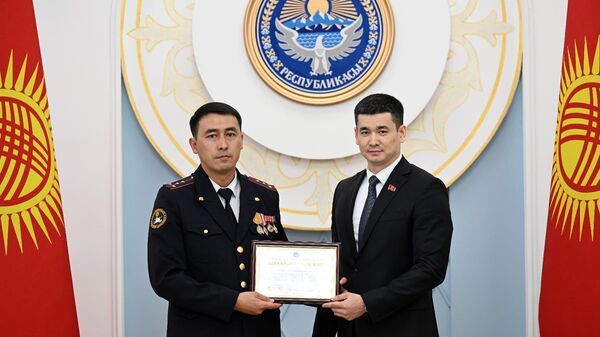 Милиционер Тимурлан Кулназаров сыйланды - Sputnik Кыргызстан