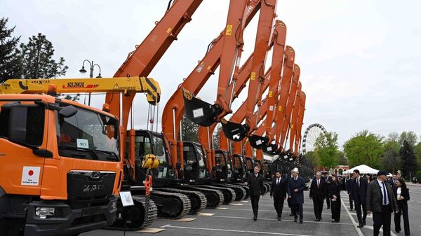 Касымалиев Суу ресурстары, айыл чарба жана кайра иштетүү өнөр жайы министрлигине техника тапшырды - Sputnik Кыргызстан