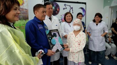 "У вас все получится" — космонавт Шарипов поддержал детей в онкоцентре в Бишкеке. Видео