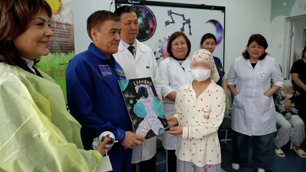 Кыргызстандык космонавт Салижан Шарипов онкология дартынан дарыланып жаткан балдар менен жолукту  - Sputnik Кыргызстан