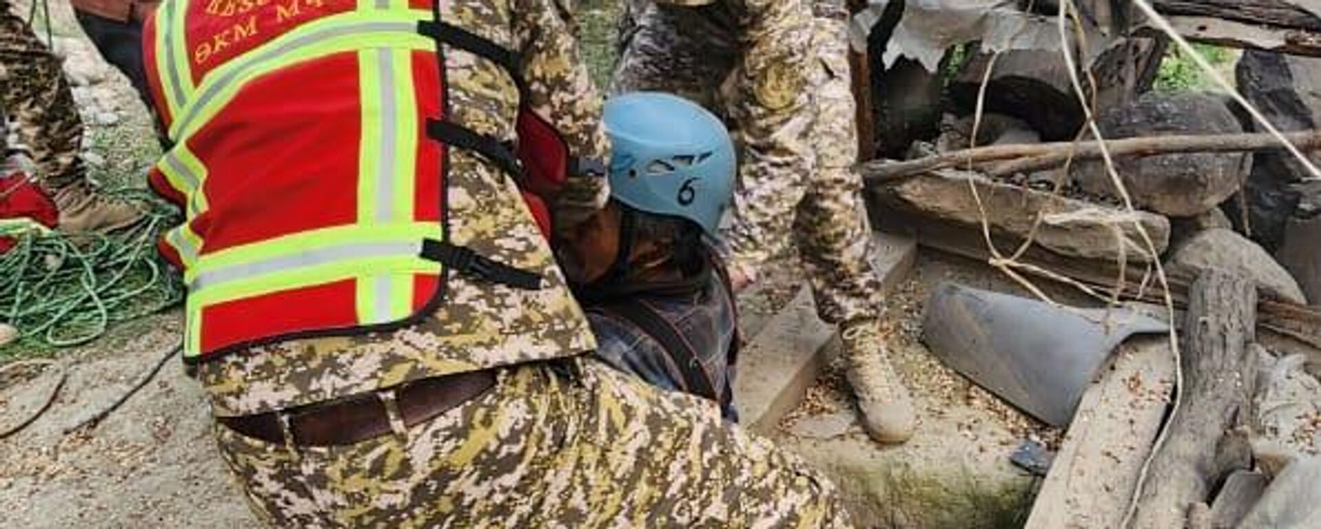 Спасение мужчины, в Баткене, который 16 дней просидел в колодце - Sputnik Кыргызстан, 1920, 09.04.2026