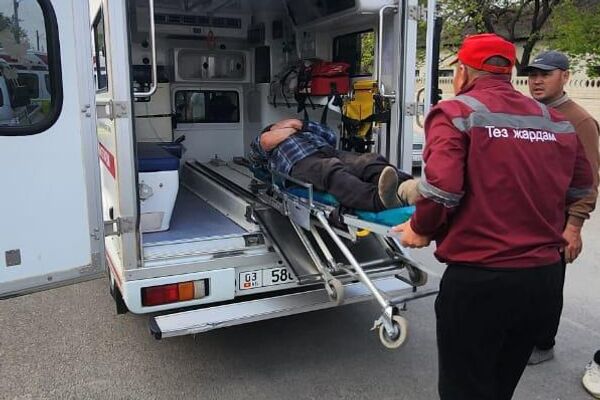 Из-за длительного пребывания на холоде мужчина ослаб, но сейчас его состояние удовлетворительное - Sputnik Кыргызстан