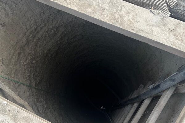 Глубина колодца — 18 метров, он находится во дворе старого дома, поэтому крики мужчины никто не слышал. - Sputnik Кыргызстан