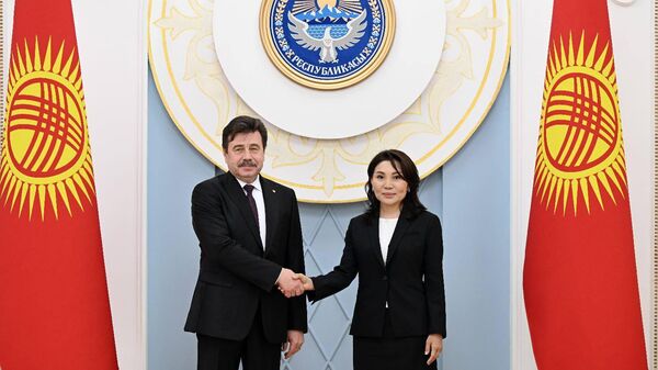 Встреча посла России Сергея Вакунова и депутата Жогорку Кенеша Эльвиры Сурабалдиевой - Sputnik Кыргызстан