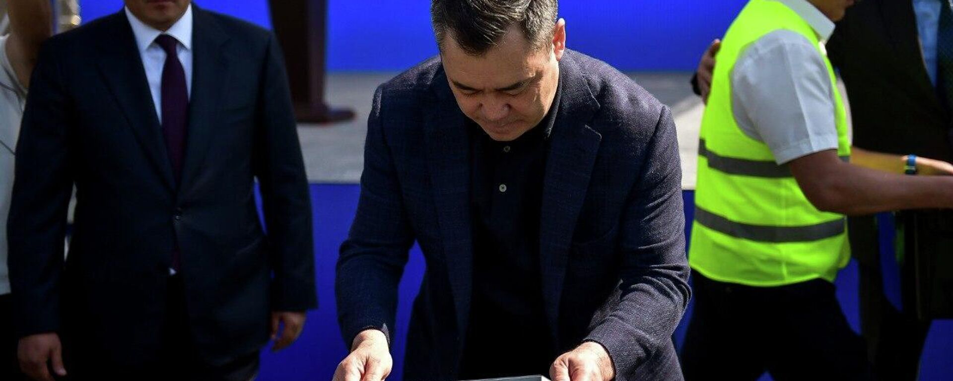 Садыр Жапаров 10 мектептин курулушуна капсула салды - Sputnik Кыргызстан, 1920, 10.04.2026