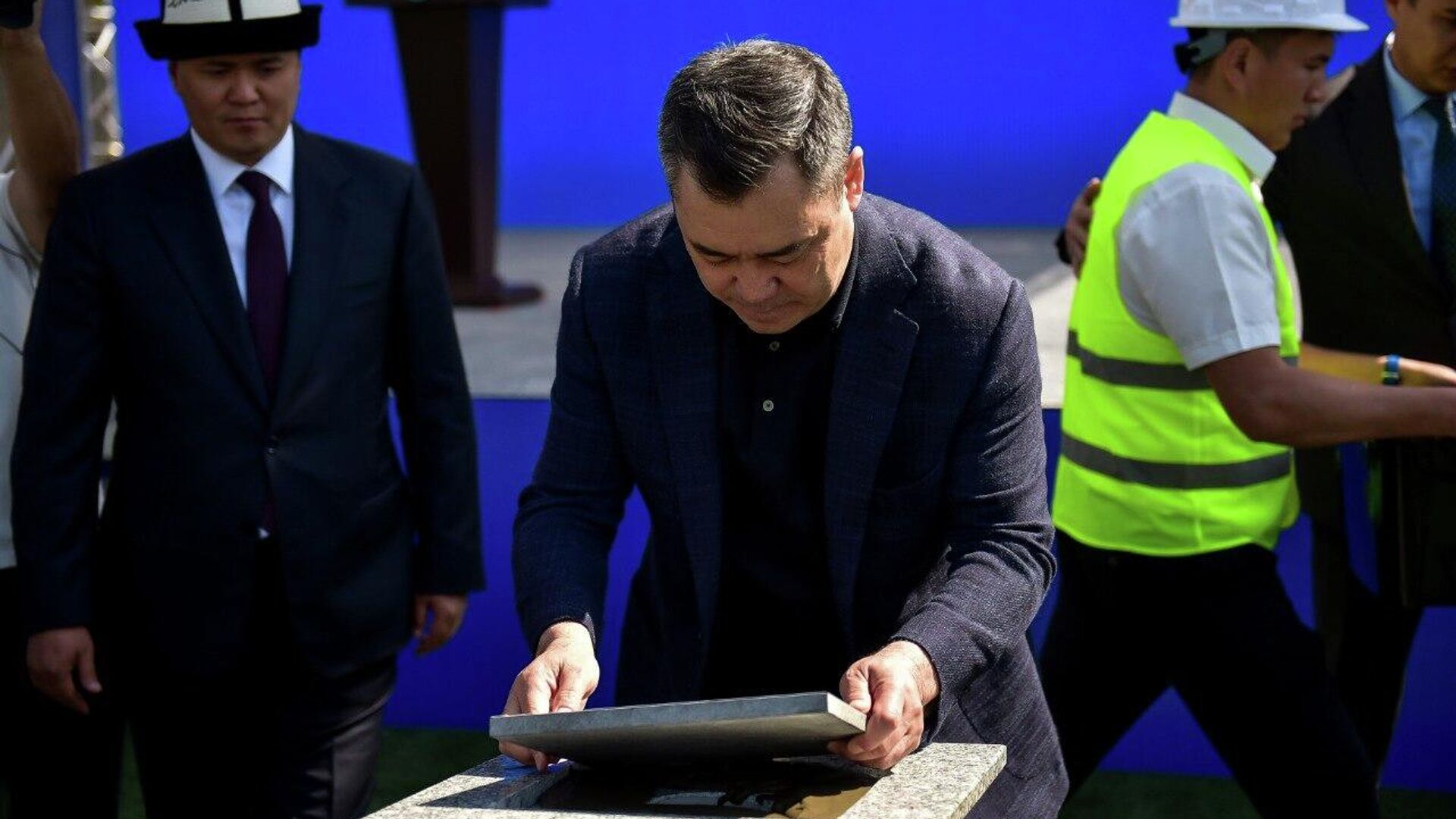 Садыр Жапаров 10 мектептин курулушуна капсула салды Садыр Жапаров 10 мектептин курулушуна капсула салды - Sputnik Кыргызстан, 1920, 10.04.2026