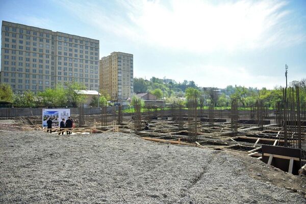 Садыр Жапаров 10 мектептин курулушуна капсула салды Садыр Жапаров 10 мектептин курулушуна капсула салды - Sputnik Кыргызстан