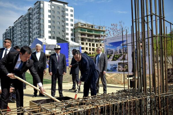 Садыр Жапаров 10 мектептин курулушуна капсула салды Садыр Жапаров 10 мектептин курулушуна капсула салды - Sputnik Кыргызстан