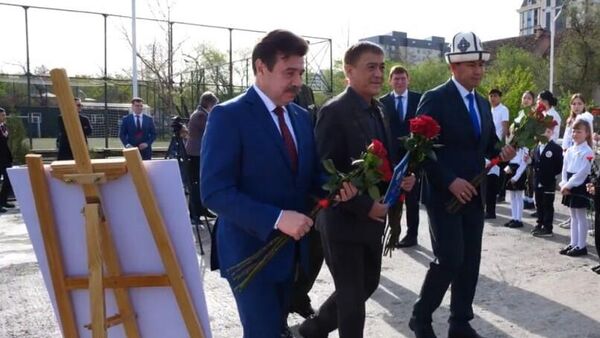 Возложение цветов к памятнику Юрию Гагарину в школе №25 Бишкека - Sputnik Кыргызстан