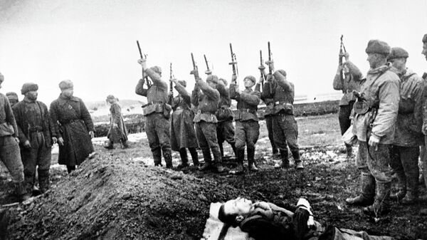 Жоокерлер белине чейин баткакка батып... Одессанын фашисттерден бошотулган видеосу - Sputnik Кыргызстан