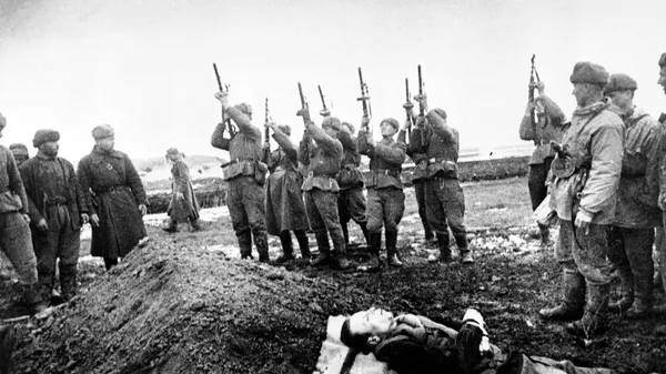 Жоокерлер белине чейин баткакка батып... Одессанын фашисттерден бошотулган видеосу - Sputnik Кыргызстан