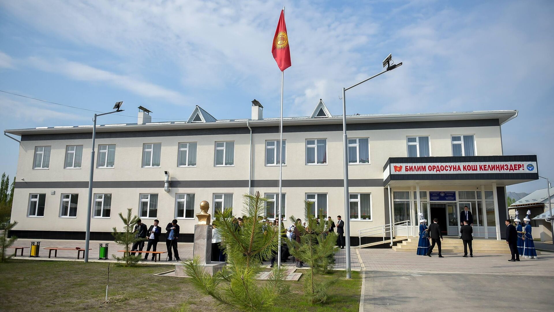 Садыр Жапаров открыл школу в Араванском районе Садыр Жапаров открыл школу в Араванском районе - Sputnik Кыргызстан, 1920, 11.04.2026