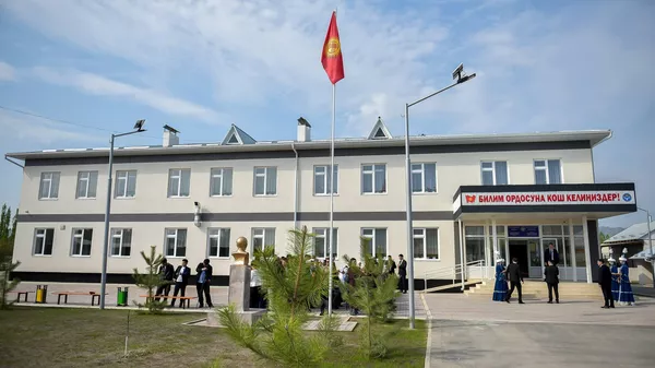 Садыр Жапаров открыл школу в Араванском районе - Sputnik Кыргызстан
