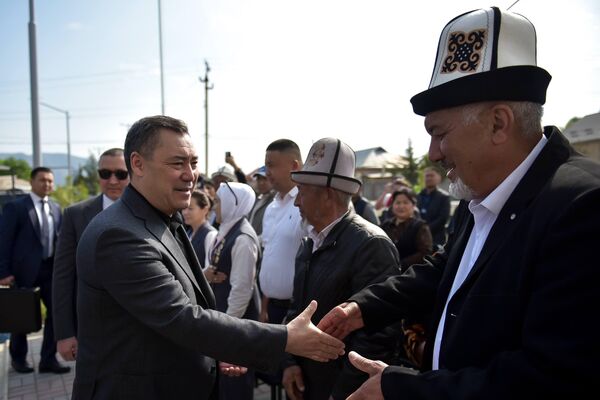 Садыр Жапаров открыл школу в Араванском районе Садыр Жапаров открыл школу в Араванском районе - Sputnik Кыргызстан