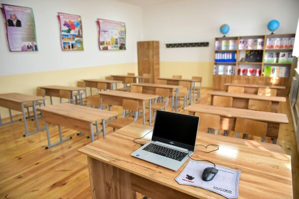 Садыр Жапаров открыл школу в Араванском районе Садыр Жапаров открыл школу в Араванском районе - Sputnik Кыргызстан