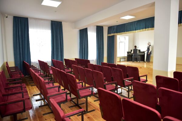 Садыр Жапаров открыл школу в Араванском районе Садыр Жапаров открыл школу в Араванском районе - Sputnik Кыргызстан