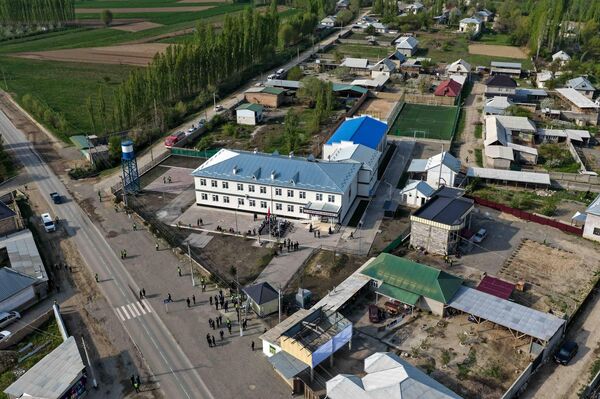 Садыр Жапаров открыл школу в Араванском районе Садыр Жапаров открыл школу в Араванском районе - Sputnik Кыргызстан