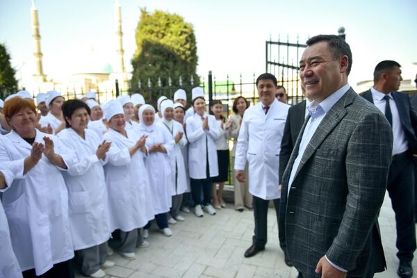 Глава государства кратко побеседовал с медицинскими работниками, поинтересовавшись условиями их труда и уровнем оснащённости учреждения - Sputnik Кыргызстан