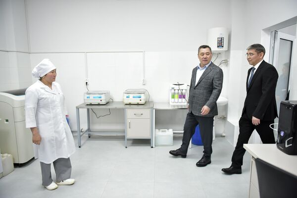 Центр оснащен современным оборудованием, включая компьютерную томографию (КТ), УЗИ-сканеры, рентген-аппаратуру, оборудование для эхокардиографии, ЭГДС, флюорографии, фиброскан и другие высокотехнологичные системы - Sputnik Кыргызстан