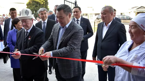 Президент Садыр Жапаров принял участие в торжественном открытии нового здания Кара-Сууйского районного центра семейной медицины - Sputnik Кыргызстан