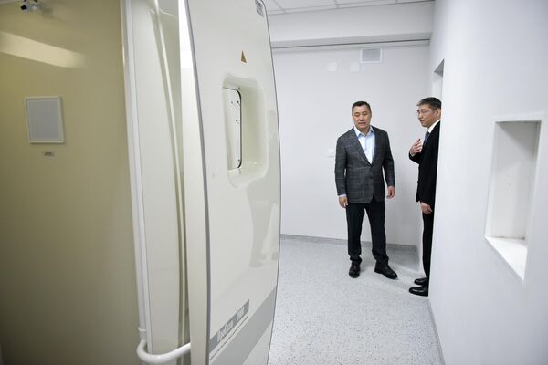 В здании размещены административные службы, консультативное и диагностическое отделения, а также специализированные кабинеты для проведения медицинских исследований - Sputnik Кыргызстан
