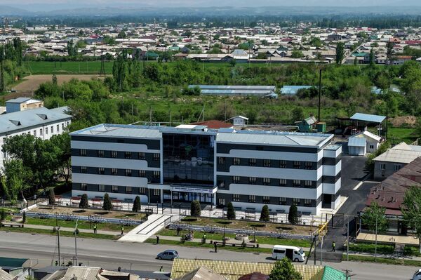 Новое здание центра состоит из четырех этажей, включая цокольный этаж. Учреждение оснащено современным медицинским оборудованием и мебелью. - Sputnik Кыргызстан