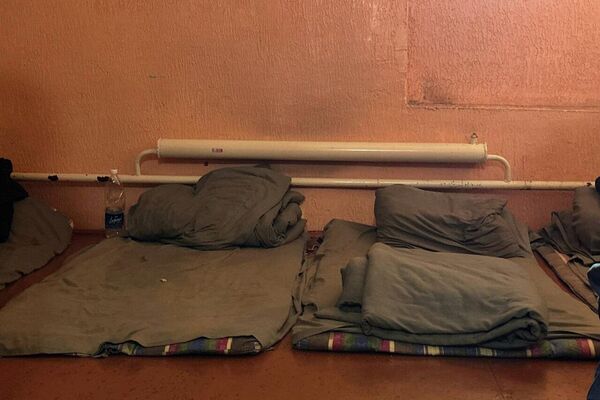 Сегодня в 24 камерах содержатся 53 мужчины и три женщины - Sputnik Кыргызстан