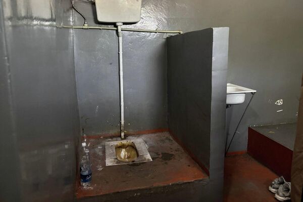 По словам арестованных, санитарные узлы не обрабатываются, из-за чего в камерах стоит неприятный запах - Sputnik Кыргызстан