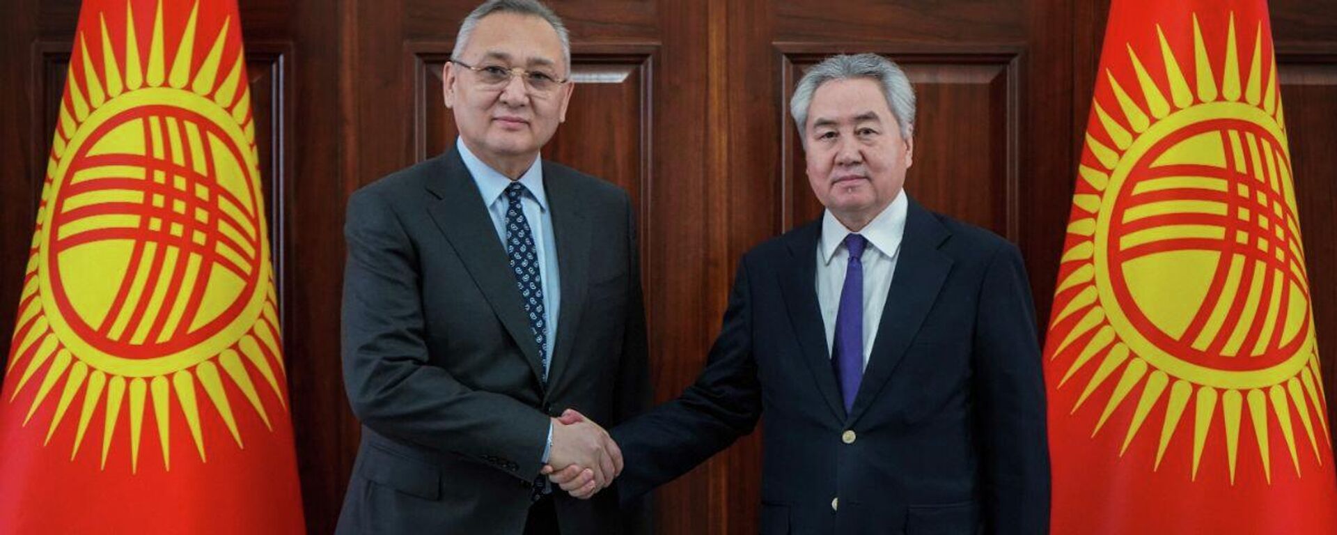 Тышкы иштер министри Жээнбек Кулубаев ЖККУнун баш катчысы Таалатбек Масадыков менен жолукту - Sputnik Кыргызстан, 1920, 15.04.2026