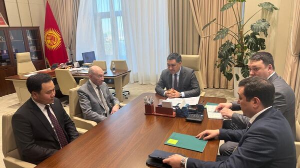 Минкаб төрагасынын биринчи орун басары Данияр Амангелдиев менен Россиянын башкы трансплантологу, Россия илимдер академиясынын академиги Сергей Готье - Sputnik Кыргызстан