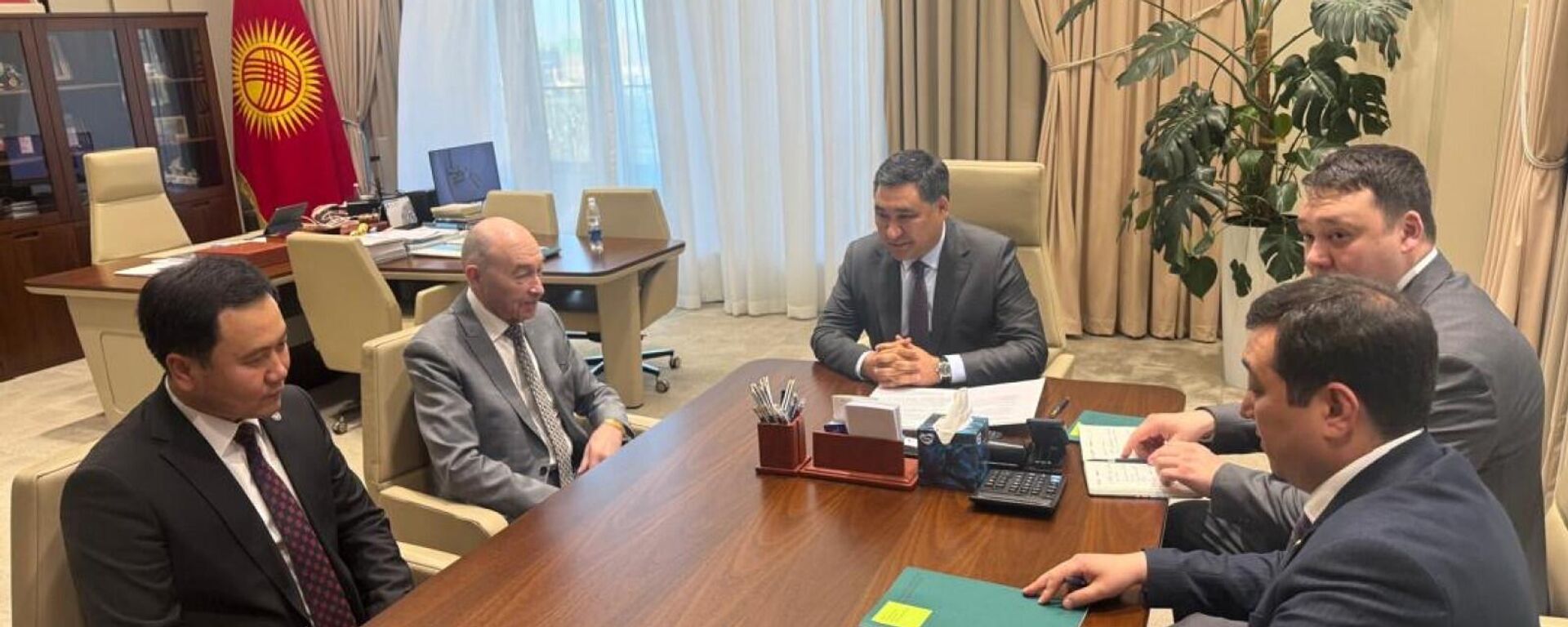 Минкаб төрагасынын биринчи орун басары Данияр Амангелдиев менен Россиянын башкы трансплантологу, Россия илимдер академиясынын академиги Сергей Готье - Sputnik Кыргызстан, 1920, 15.04.2026