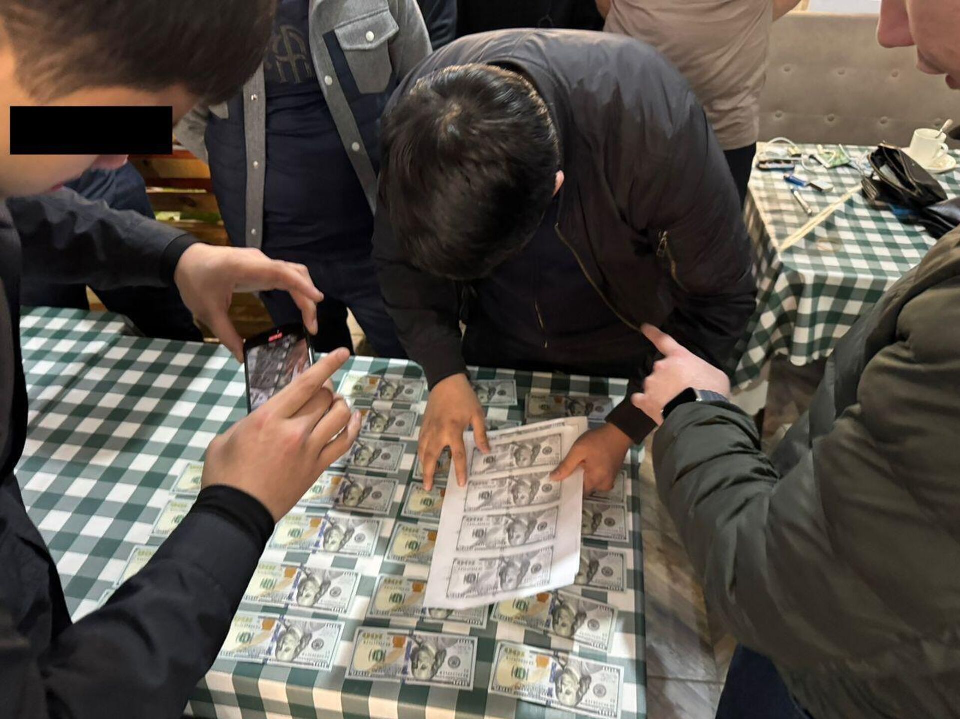 Выявлены новые эпизоды деятельности транснациональной преступной группы, занимавшейся изготовлением  поддельных денег - Sputnik Кыргызстан, 1920, 16.04.2026