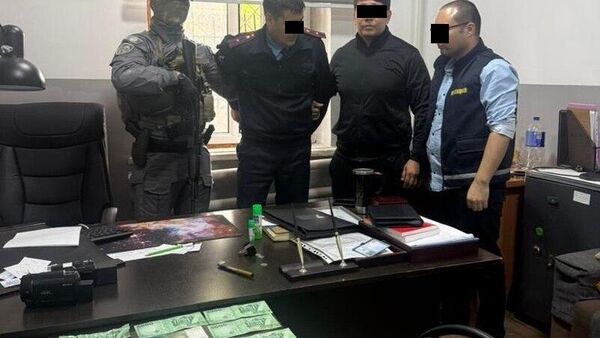 Жалал-Абад облустук милиция башчысынын орун басары жана Тергөө кызматынын тергөөчүсү пара алып жаткан жеринен кармалды - Sputnik Кыргызстан
