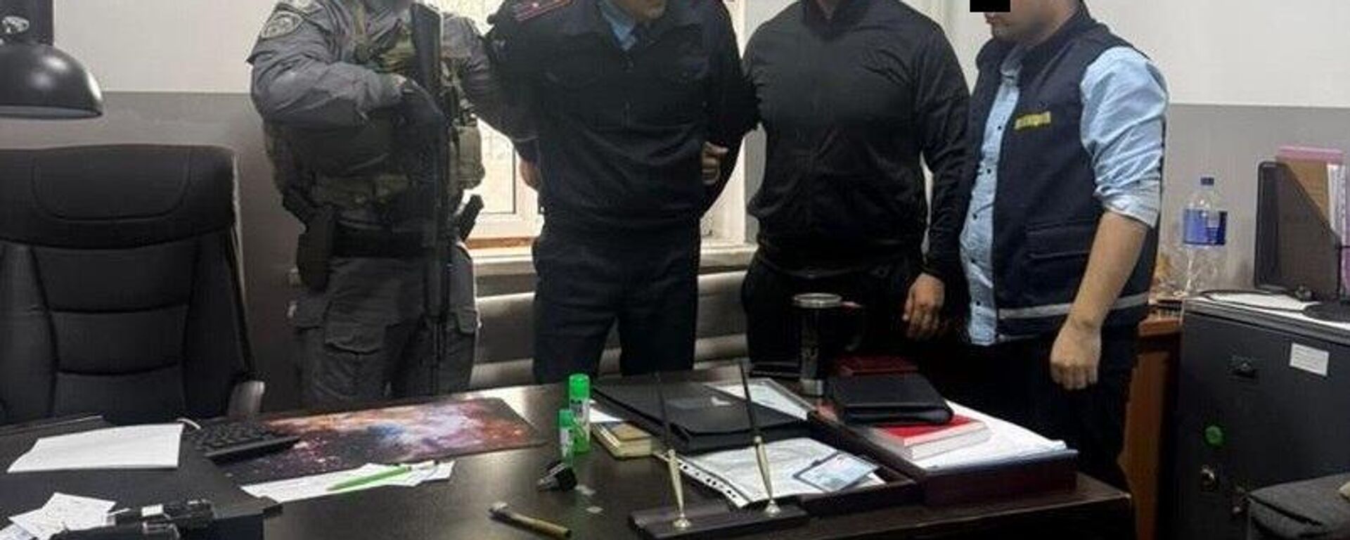 Жалал-Абад облустук милиция башчысынын орун басары жана Тергөө кызматынын тергөөчүсү пара алып жаткан жеринен кармалды - Sputnik Кыргызстан, 1920, 17.04.2026
