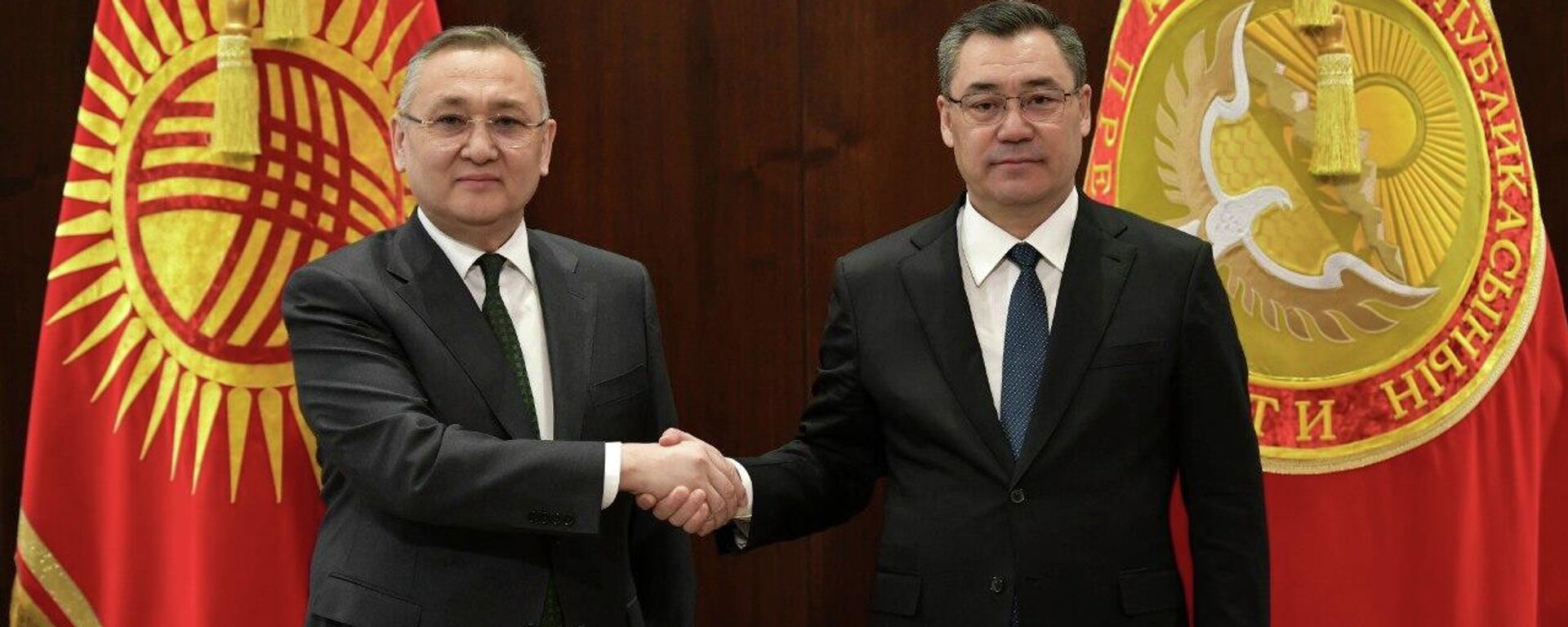 Садыр Жапаров ЖККУнун баш катчысы Таалатбек Масадыковду кабыл алды - Sputnik Кыргызстан, 1920, 17.04.2026