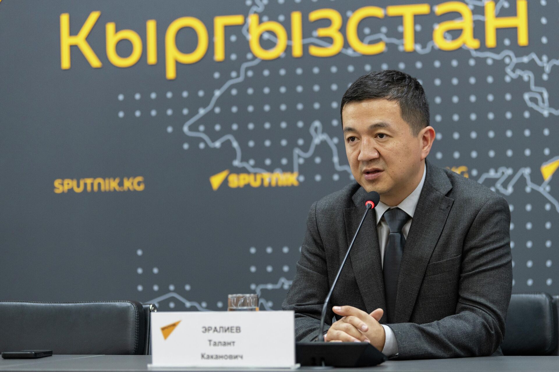 Директор Национального центра кардиологии и терапии Талант Эралиев - Sputnik Кыргызстан, 1920, 17.04.2026