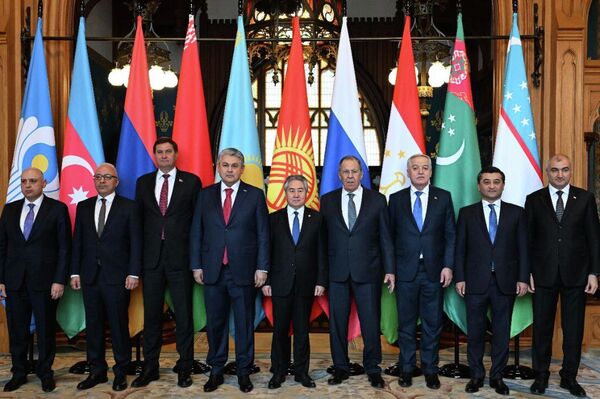 Главы внешнеполитических ведомств обсудили ключевые вопросы международной повестки и региональной безопасности. Особое внимание они уделили современным вызовам и угрозам, а также перспективам сотрудничества - Sputnik Кыргызстан