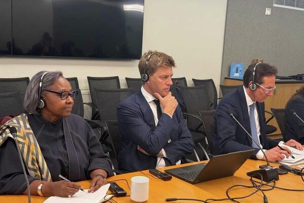 Ведомство башчысы Таалайбек Ибраев АКШга болгон иш сапарынын алкагында Дүйнөлүк банктын вице-президенти жана финансы директору Жон Гандольфо менен жолугуп, мамлекеттик-жеке өнөктөштүк (ГЧП) менен ишке ашырылып жаткан &quot;Кыргыз күн электр станциясы&quot; пилоттук долбоорунун жүрүшүн талкуулаган - Sputnik Кыргызстан