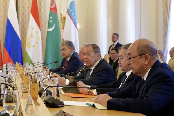 Кулубаев подчеркнул стратегическую значимость наращивания партнерства в таких ключевых секторах, как экономика, торговля, энергетика, транспорт и экология, а также в вопросах укрепления региональной безопасности. - Sputnik Кыргызстан