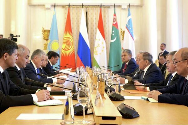 Министр иностранных дел Жээнбек Кулубаев принял участие в IX встрече глав внешнеполитических ведомств стран Центральной Азии и России в Москве, сообщили в МИД КР - Sputnik Кыргызстан