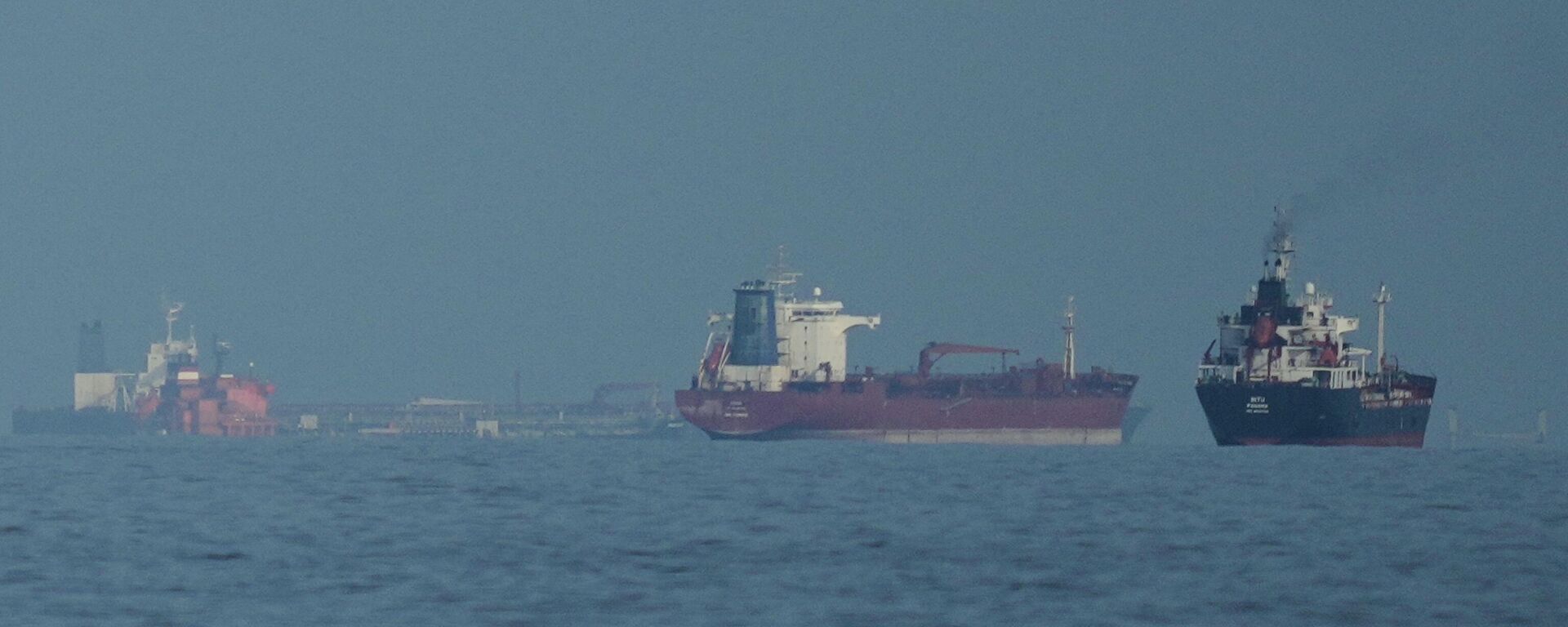 Нефтяные танкеры в Ормузском проливе - Sputnik Кыргызстан, 1920, 19.04.2026