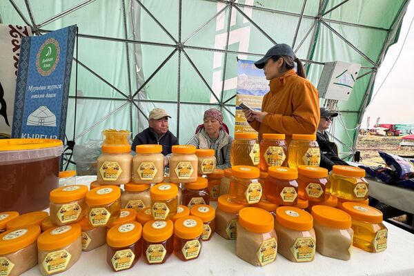 Мед на сельхозярмарке - Sputnik Кыргызстан
