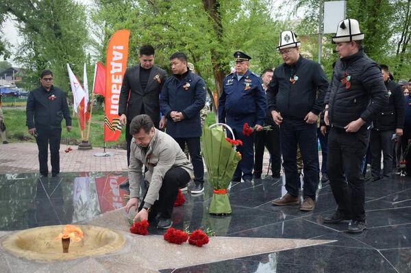 Акцию организовали Международное общественное движение &quot;Волонтеры Победы&quot; в Кыргызстане и общественное объединение &quot;Славяне Кыргызстана&quot; при поддержке представительства Россотрудничества - Sputnik Кыргызстан