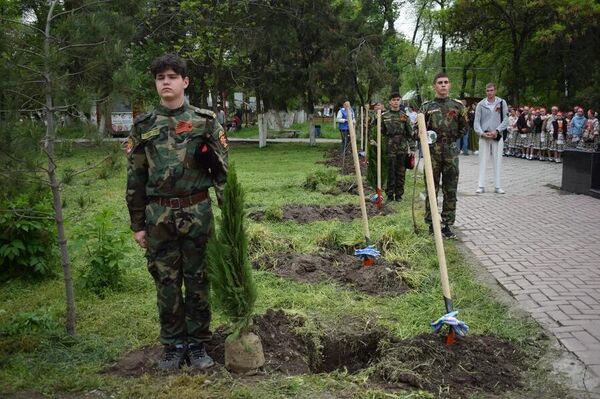 В парке села Беловодское высадили более 150 саженцев, столько же — в Канте и Чолпон-Ате. - Sputnik Кыргызстан