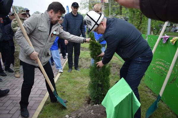 Иш-чаранын алкагында Беловодское айылындагы сейил бакка 150дөн ашык көчөт отургузулду - Sputnik Кыргызстан