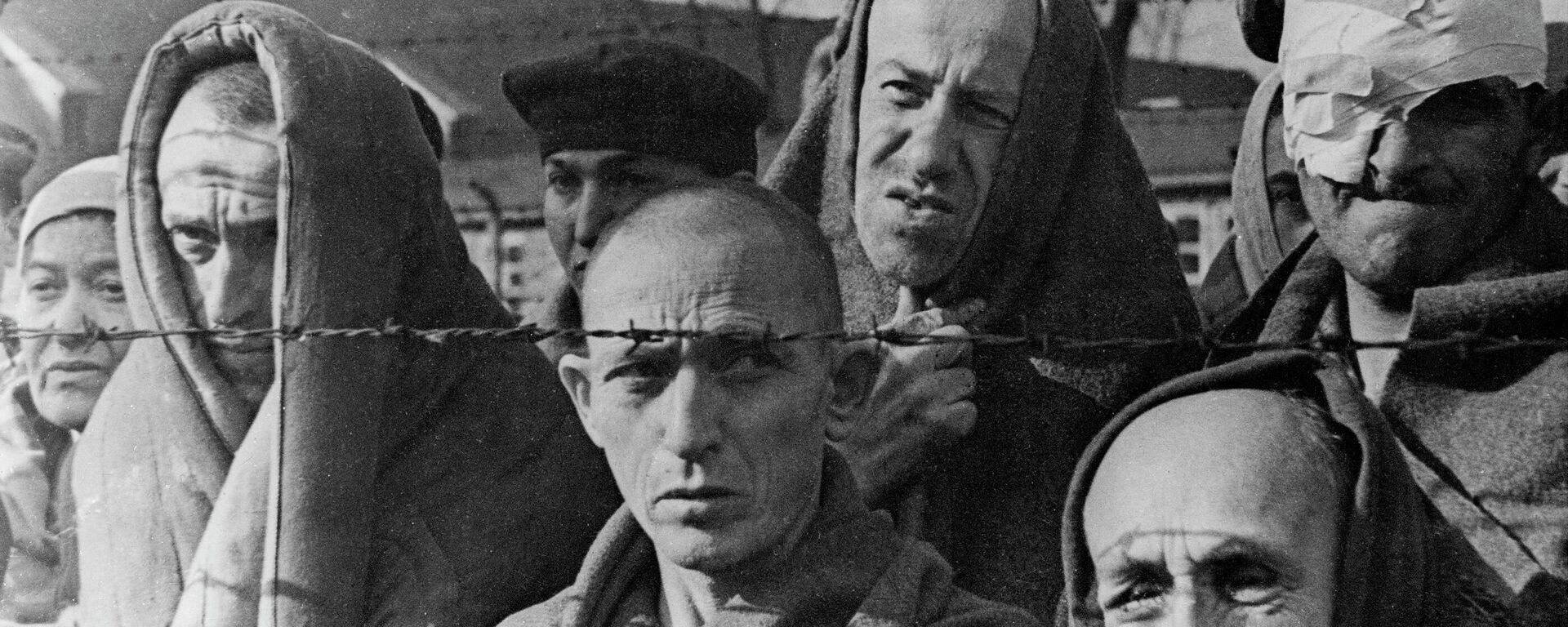 Узники нацистского концентрационного лагеря Освенцим  - Sputnik Кыргызстан, 1920, 21.04.2026