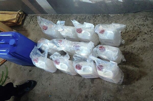 Изъяты соляная кислота и метилпропиофенон, которые используются для изготовления синтетических наркотиков - Sputnik Кыргызстан