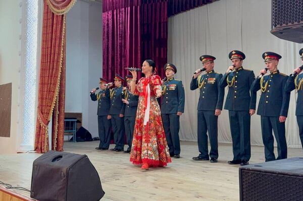 Гастроли начались в Бишкеке. Один из первых концертов прошел в школе &quot;Газпром&quot;, где артисты выступили перед учениками и горожанами. - Sputnik Кыргызстан